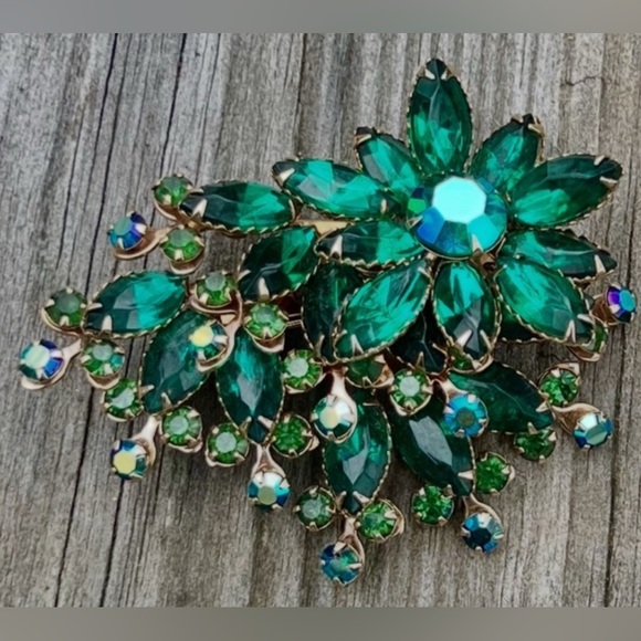 Elegant Green Crystal and AB Stones Brooch - Picture 10 of 10